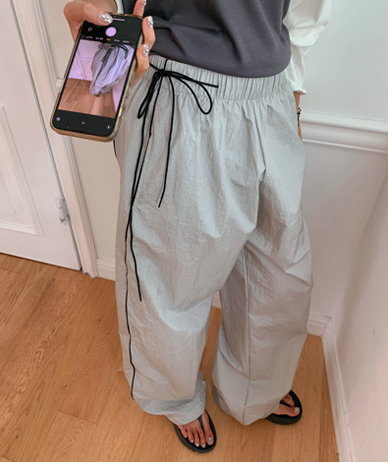 覆盖尼龙带运动宽裤
