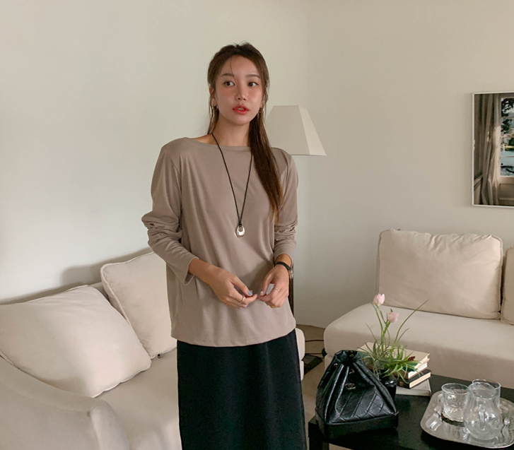 Mimi 的身体、唇颈、长袖T恤