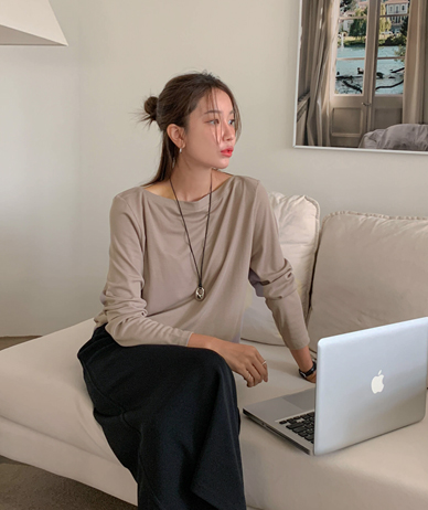 Mimi 的身体、唇颈、长袖T恤