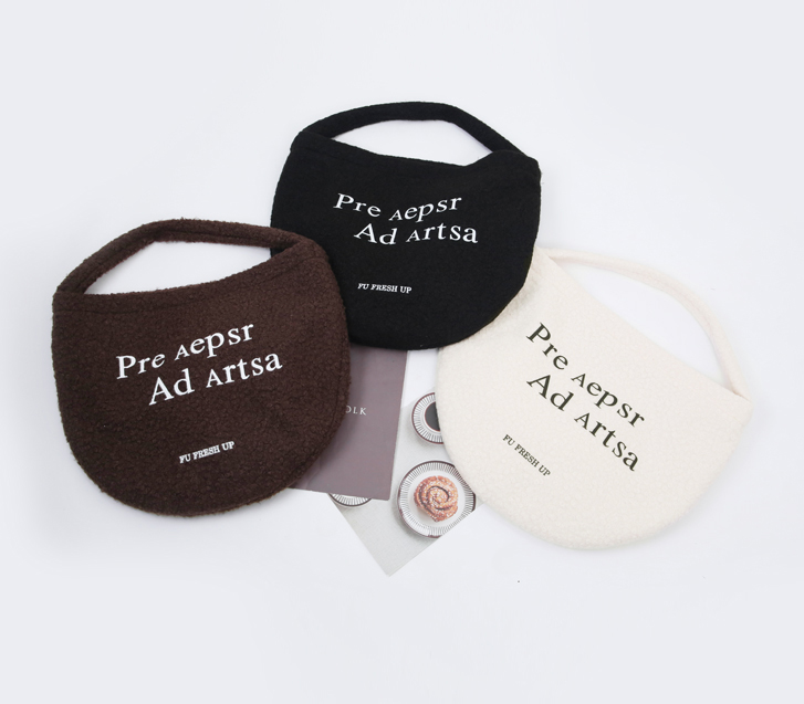 刻字羊皮新月包