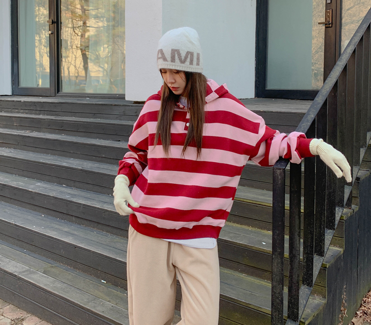 Joy Yanggimo Dangara 纽扣腰带帽子 T 恤