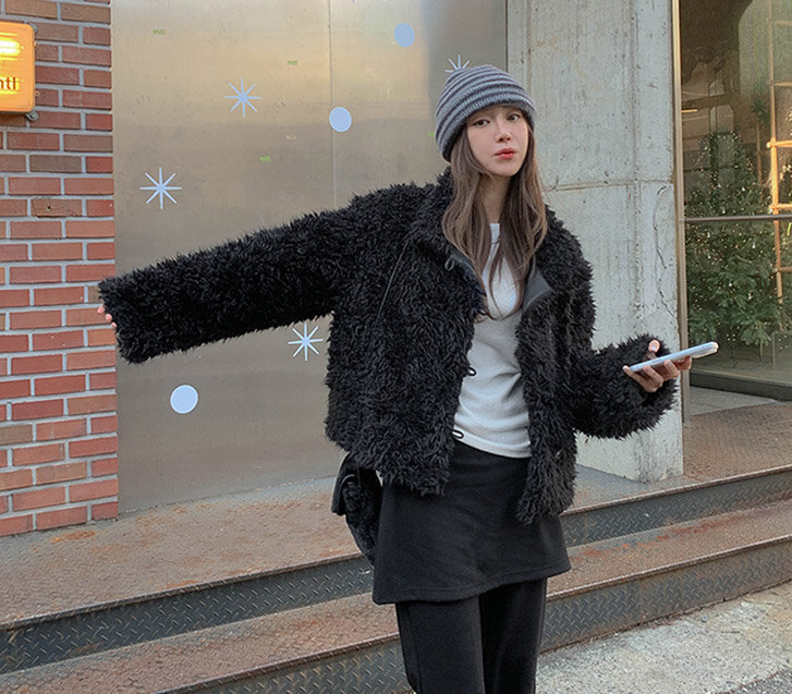 Alt 高龄 毛茸茸的植物外部女人