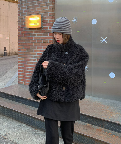 Alt 高龄 毛茸茸的植物外部女人