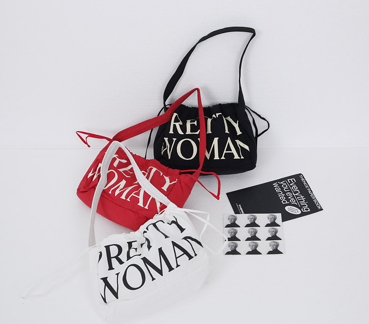 字母印花休闲包