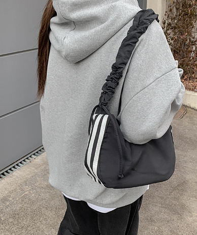 Akle 三线抽褶斜挎包