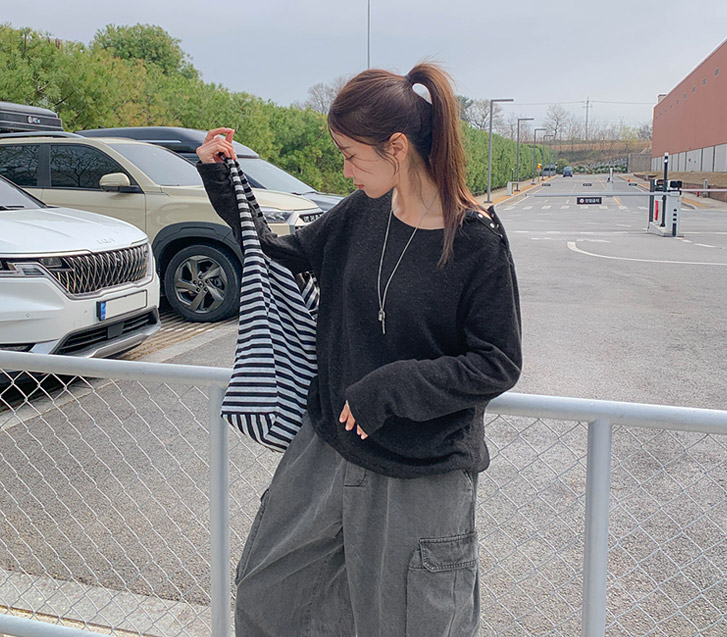 Haven铆钉纽扣不对称圈圈长袖针织衫