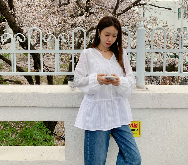 Uni切口荷叶裙V字母风格女装