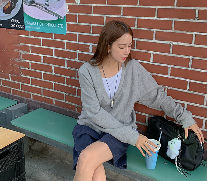 美丽深V人物运动衫