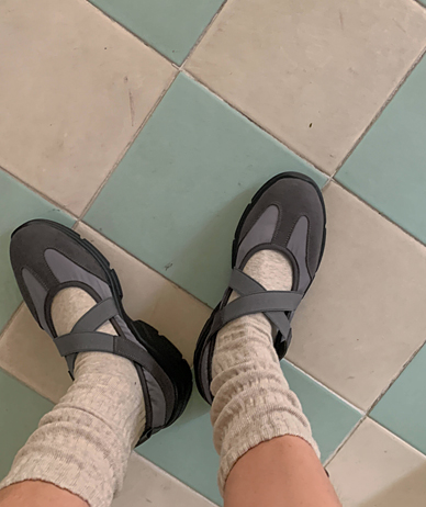 Ort颜色协调的鞋子