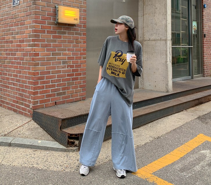 玫瑰色素宽剪裁训练裤