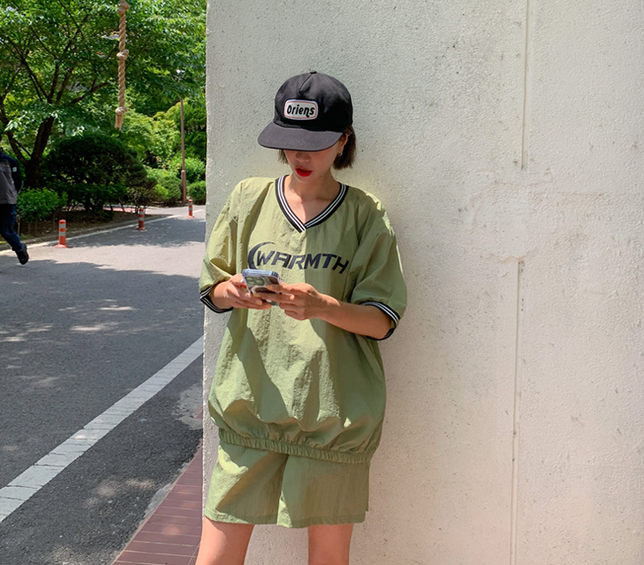 温暖尼龙 V 领服装