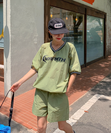 温暖尼龙 V 领服装