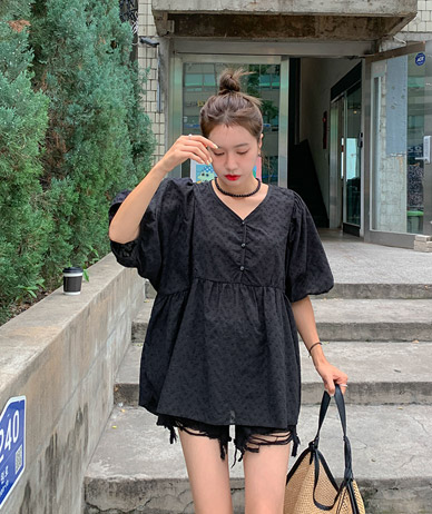 米色刺绣褶皱女装