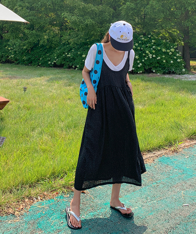 在雨中，它是一件圆形的紧身胸衣。