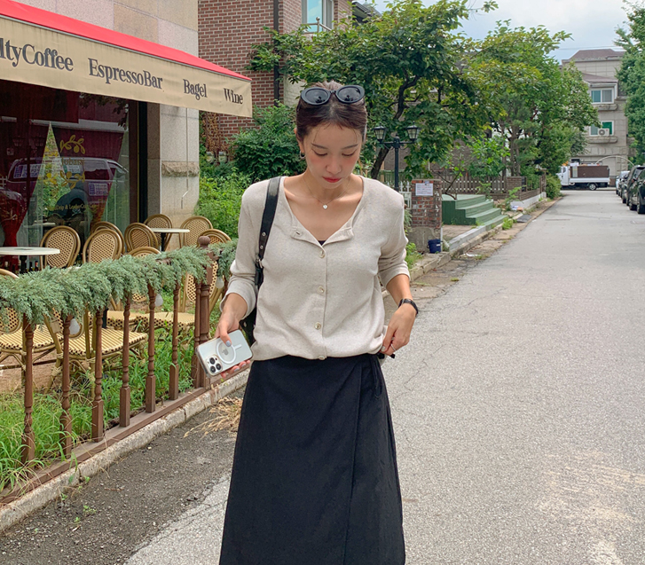 弧形圆身纽扣开衫