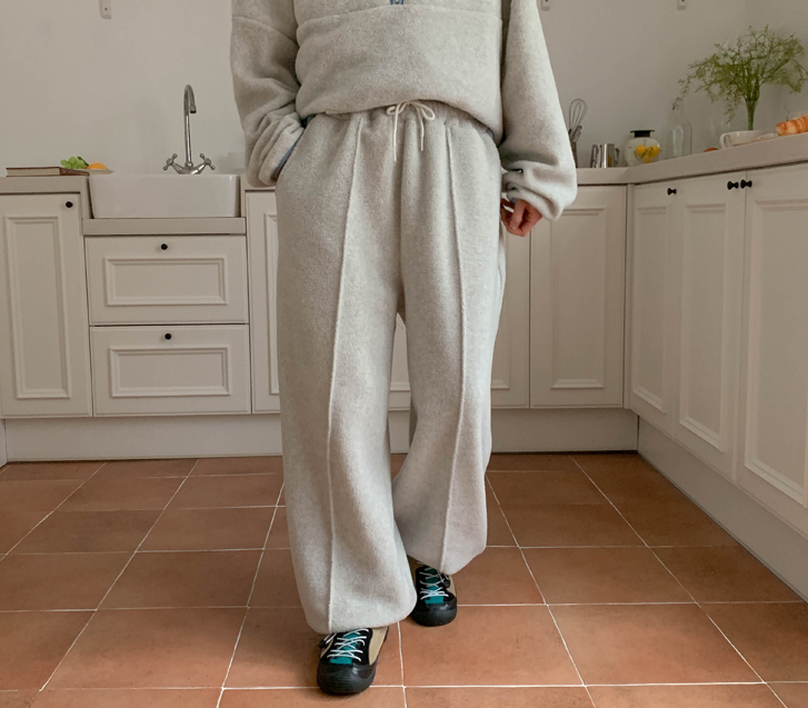 裁剪成不同颜色的抓绒训练裤