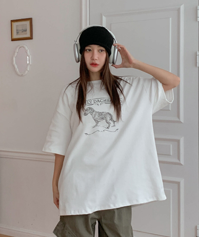 狗染色的桃色短袖T恤