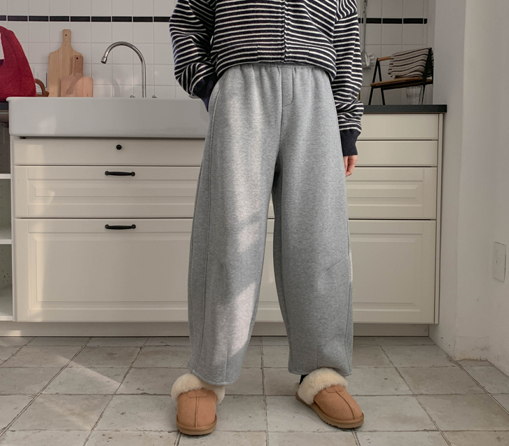 这是一条九段式剪裁的哈伦裤，带有加厚抓绒训练裤。