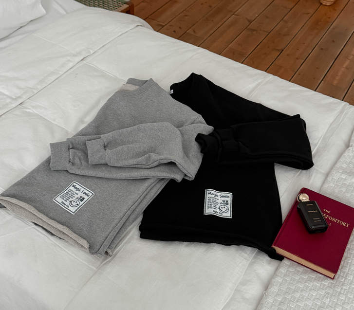 微笑贴片 V 领 Deki 缝 长袖 T 恤