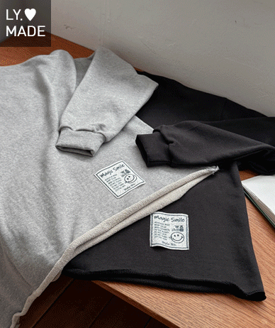 微笑贴片 V 领 Deki 缝 长袖 T 恤