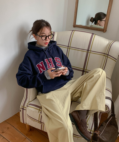 新罕布什尔州刺绣补丁带帽 T 恤