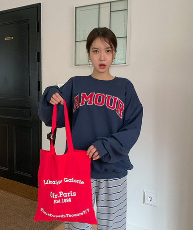 衬衫上的 AMOUR 英文刺绣贴片