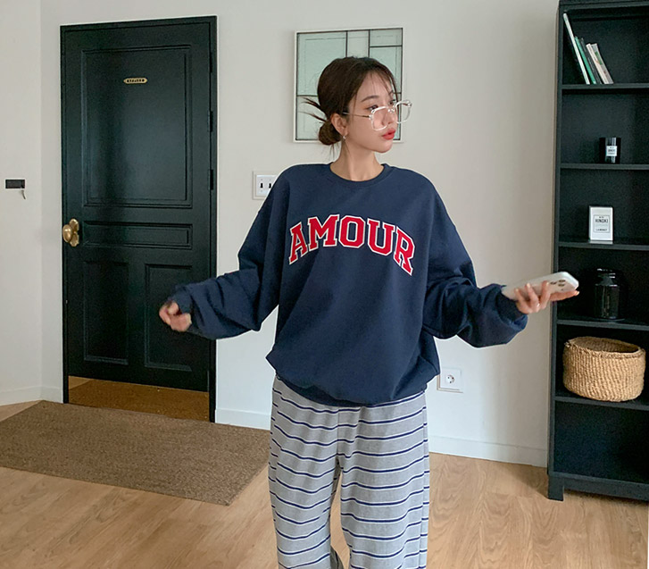 衬衫上的 AMOUR 英文刺绣贴片