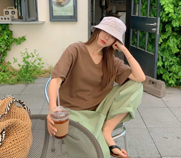 Selly 原创的 V 字形字体。