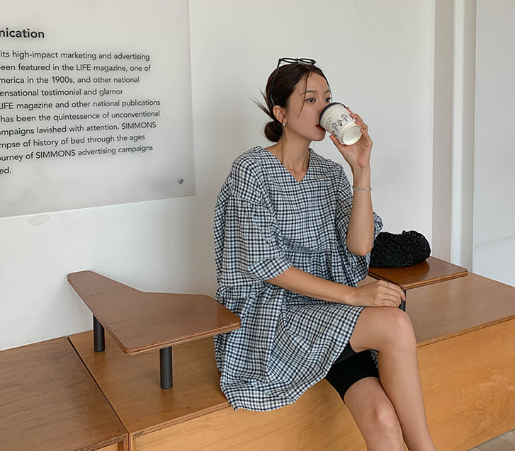 平铺V领泡泡袖格子褶皱女装
